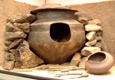 ca. 60 cm hohes Urnengrab mit Beigaben und 3.000 Jahre alte Knochenreste